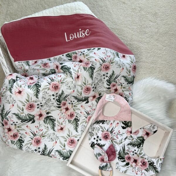 cadeaux de naissance assortis et personnalisables avec une couverture, un bavoir xl et un bavoir bandana avec un tissu fleuri rose et un tissu double gaze de couleur vieux rose