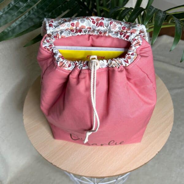 sac à dos enfant maternelle avec tissu fleuri rose personnalisable