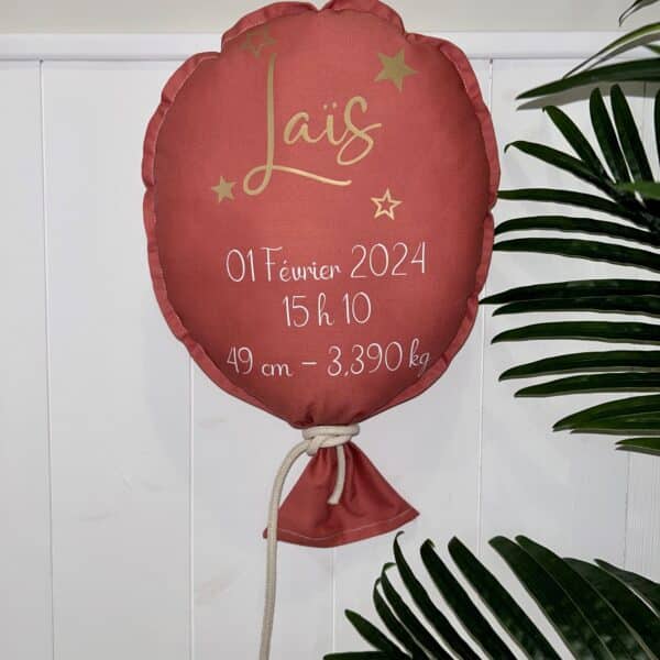 idée en cadeau de naissance, ballon en tissu de couleur rose à personnaliser à suspendre dans la chambre de votre bébé, décoration de chambre en souvenir de la naissance de votre bébé