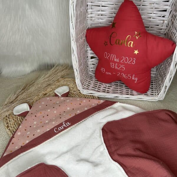 idée cadeau de naissance personnalisable avec un coussin étoile rose, souvenir de naissance et une cape de bain en éponge de bambou ultra douce te tissu à motifs étoile rose