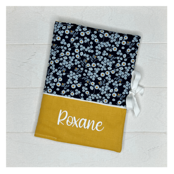 cadeau de naissance, protège carnet de santé à personnaliser avec un tissu fleuri bleu et un tissu uni de couleur jaune