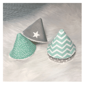 cadeau de naissance, tipi à pipi avec tissu à motifs géométriques de couleur vert menthe et gris