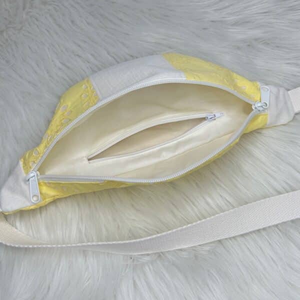 sac banane en tissu jaune pastel brodé et double gaze de couleur blanche avec anse réglable de couleur écrue avec poche intérieure zippée