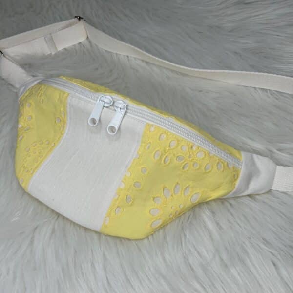 sac banane en tissu jaune pastel brodé et double gaze de couleur blanche avec anse réglable de couleur écrue