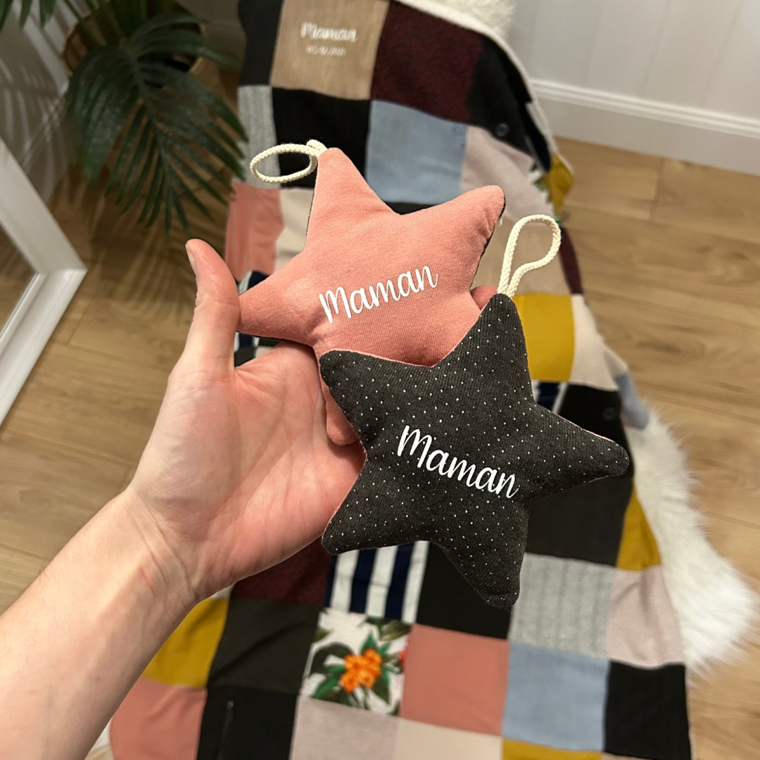 deux étoiles souvenir d'une maman créées avec deux hauts, un rose et un gris